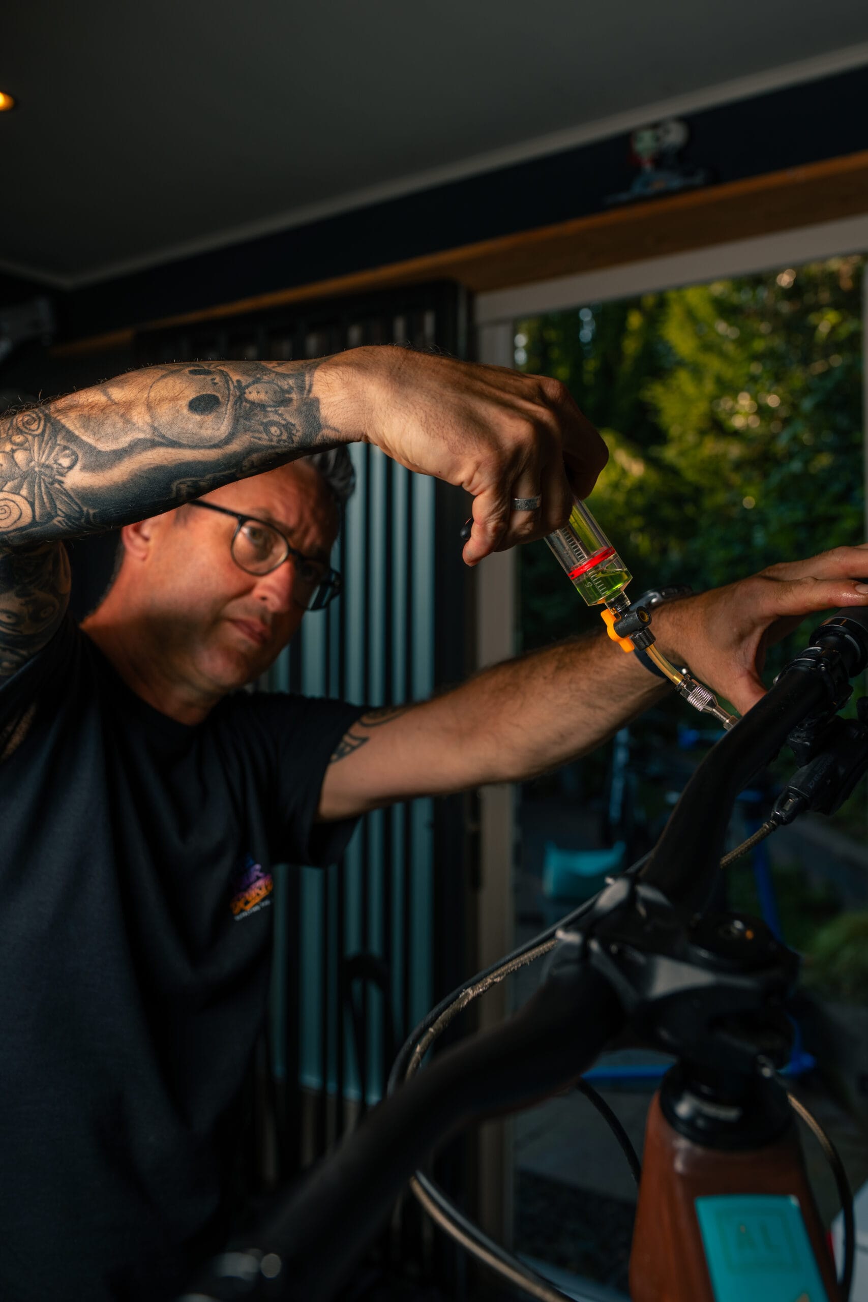 Edwin Piek, oprichter van Live Your Sports, aan het werk in de fietsenwerkplaats